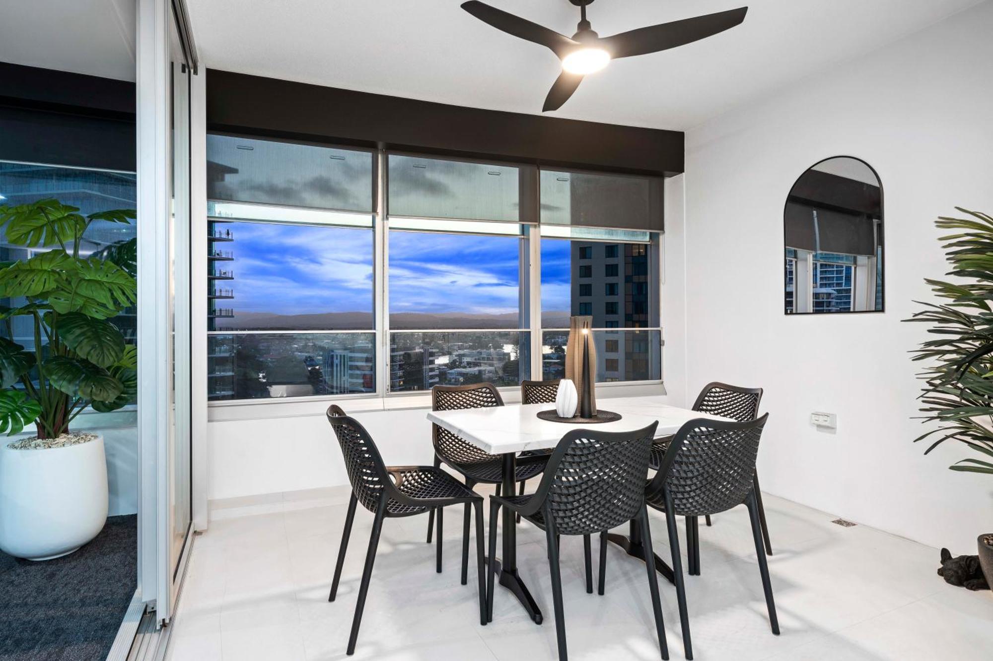 Q Tower At Surfers Paradise - Self Contained Apartments 골드코스트 외부 사진