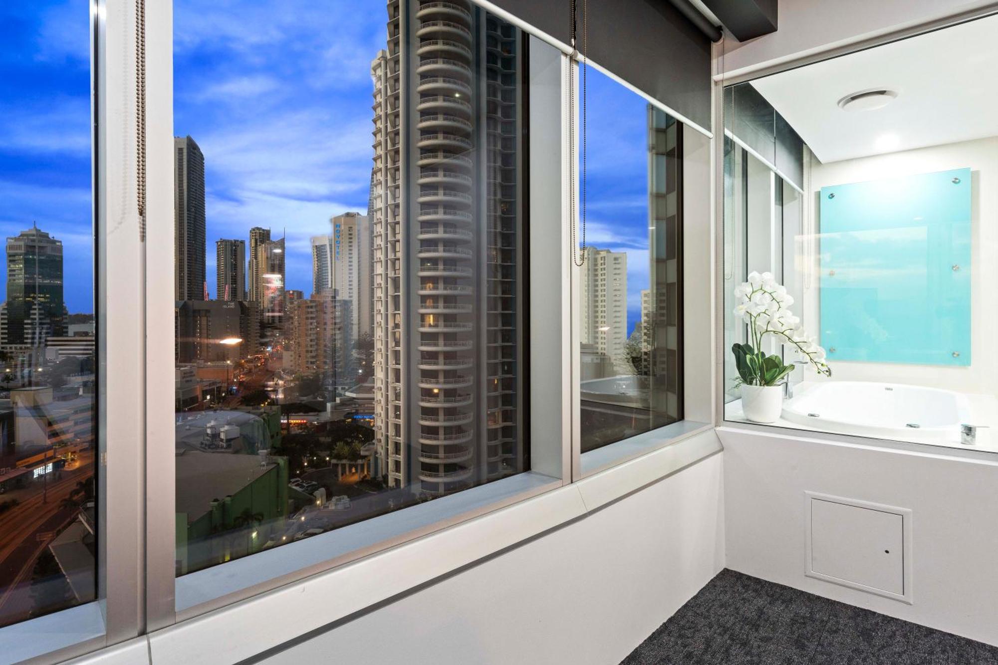 Q Tower At Surfers Paradise - Self Contained Apartments 골드코스트 외부 사진